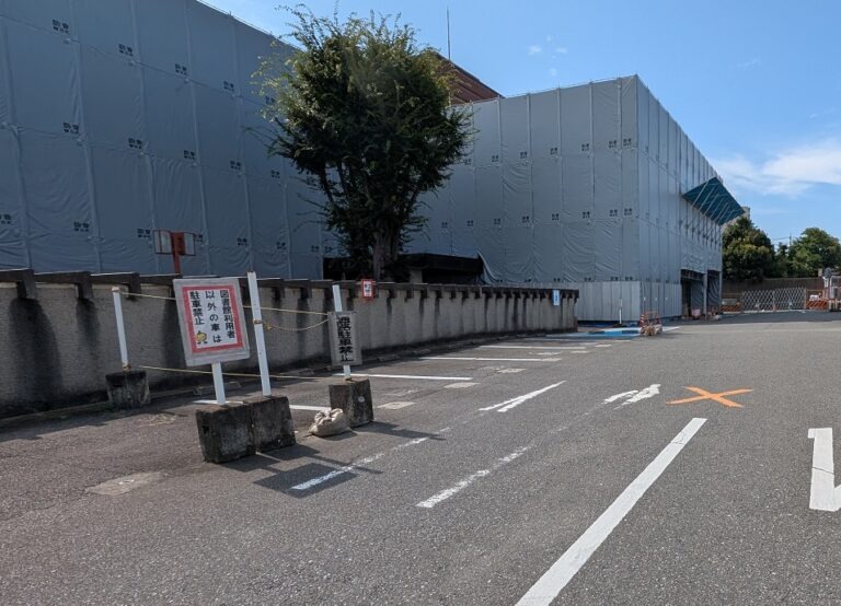 2025年7月27日の中央図書館の駐車場の外観