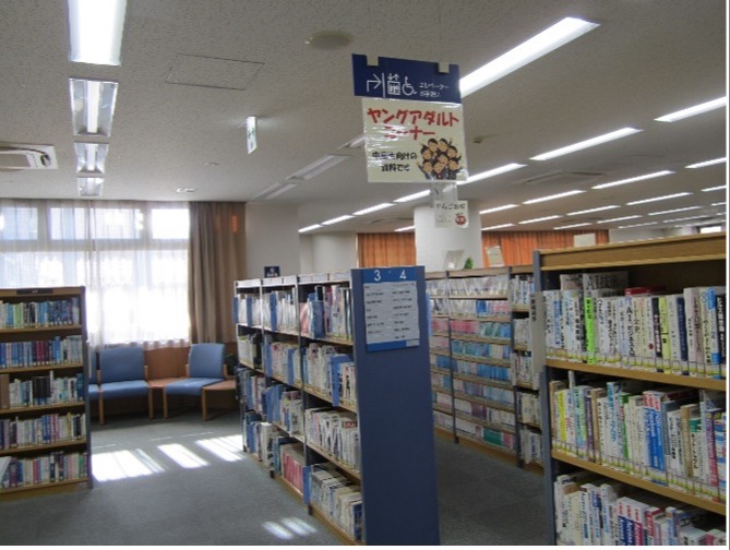川越駅東口図書館中高生向けコーナー